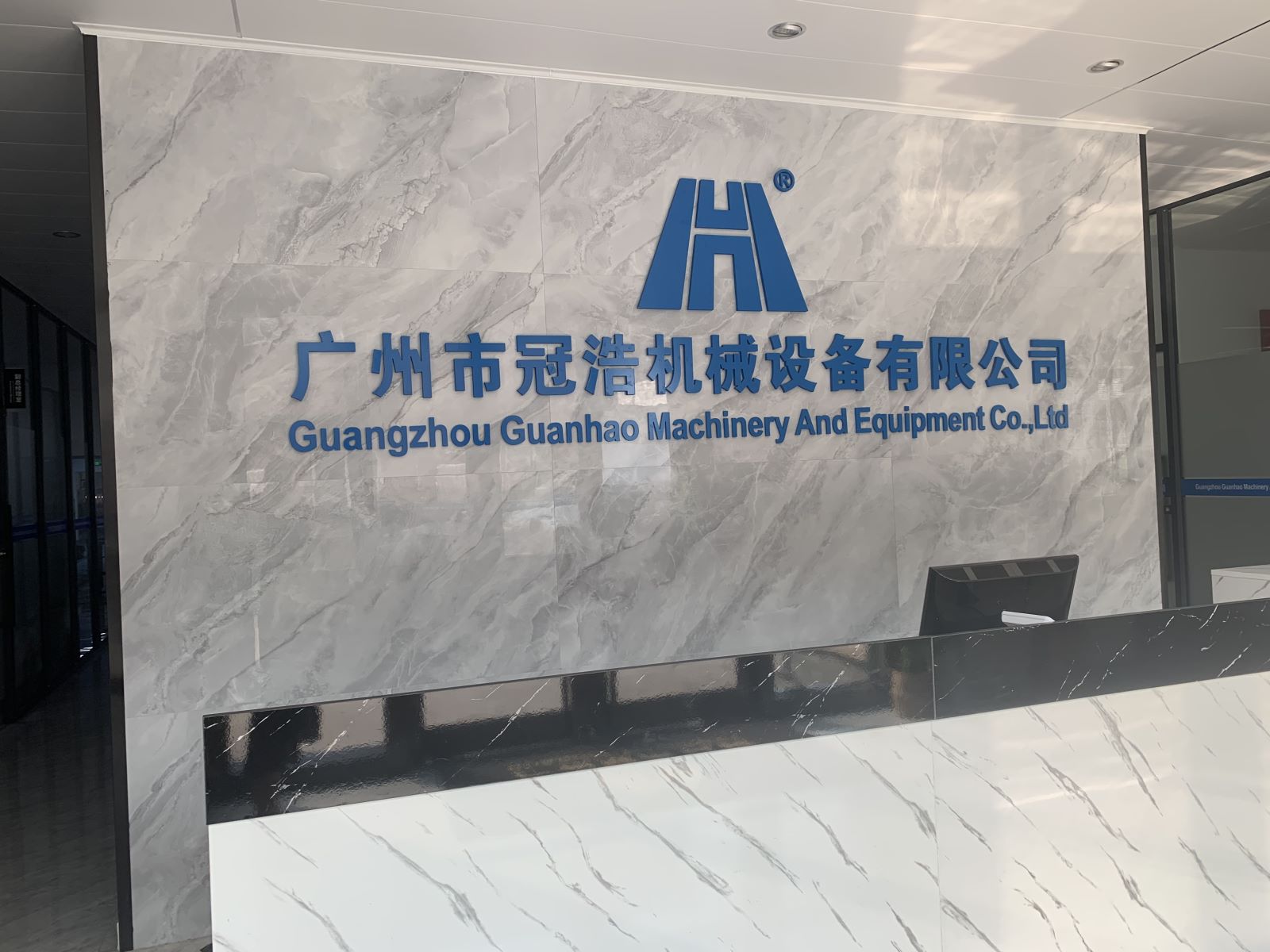 广州冠浩丰年虾灌装压盖机：微量流体封装的自动化解决方案