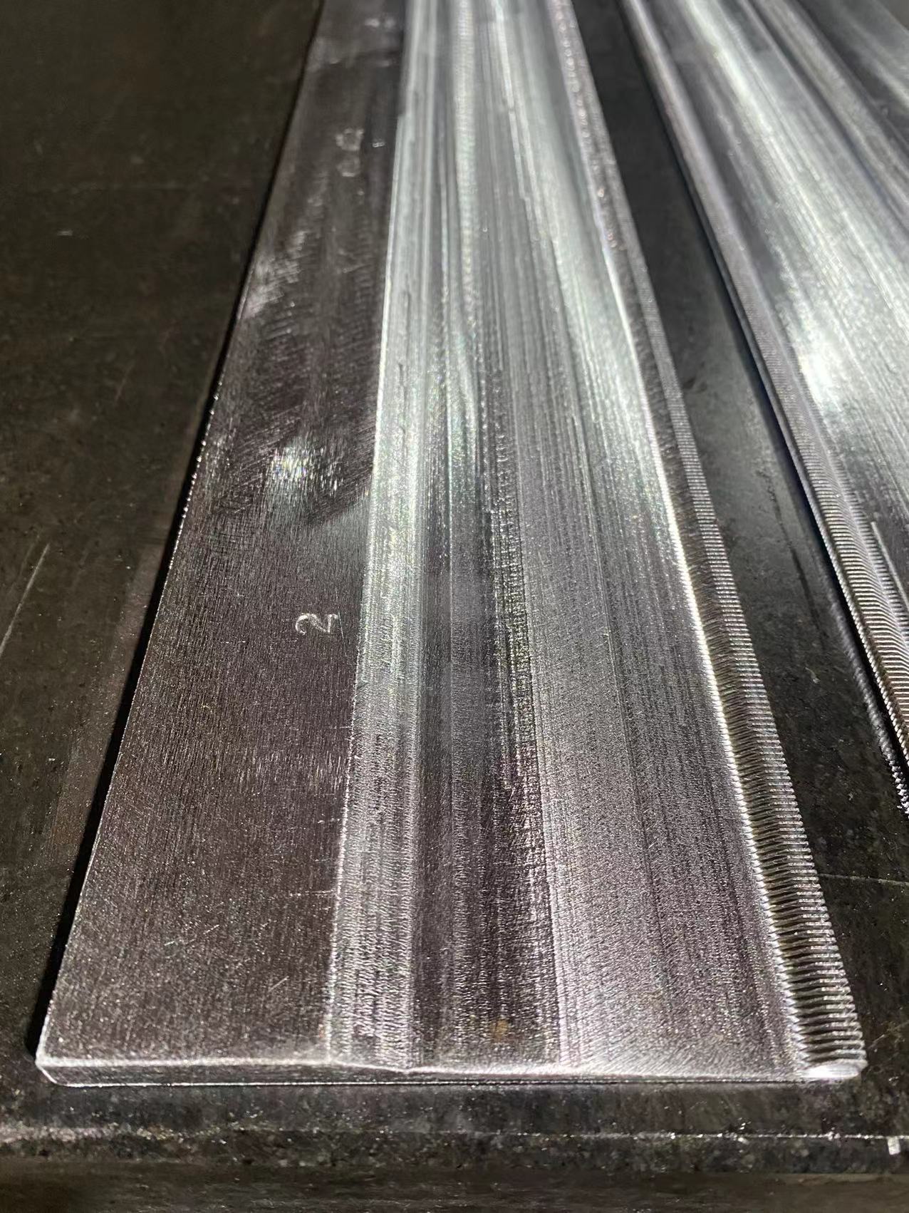 雙針床脫圈板：經(jīng)編領(lǐng)域的“隱形高手”，解鎖織物創(chuàng)新新維度