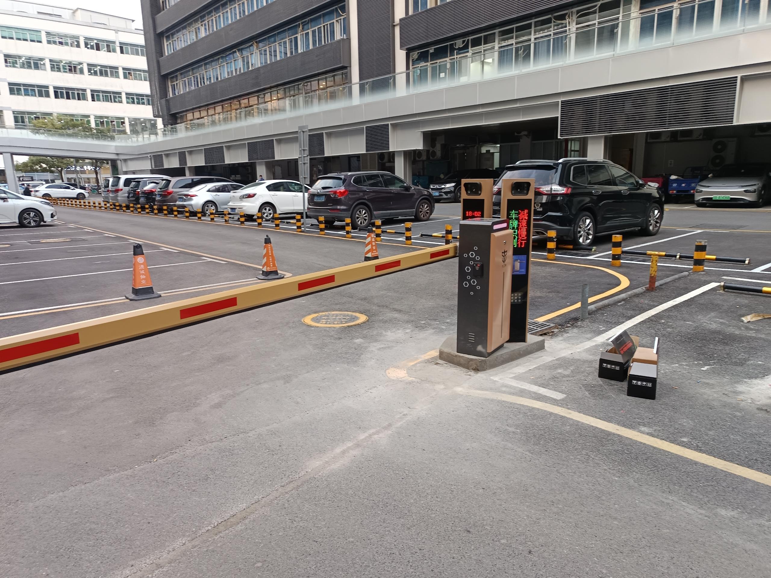 道闸是什么?多面解析道闸的功能,类型与应用场景_深圳守卫神科技有限公司