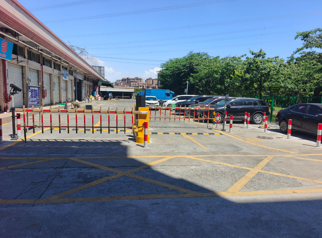 小区停车场道闸选型:直杆,栅栏,曲臂怎么选?_深圳守卫神科技有限公司