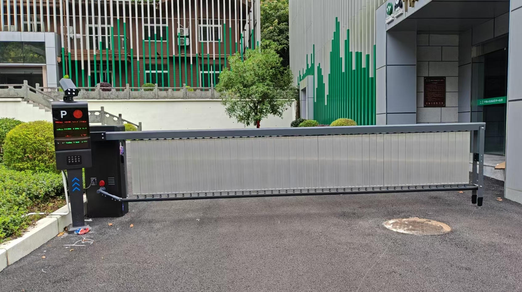 老旧小区道闸改造:施工难点与低成本方案_深圳守卫神科技有限公司
