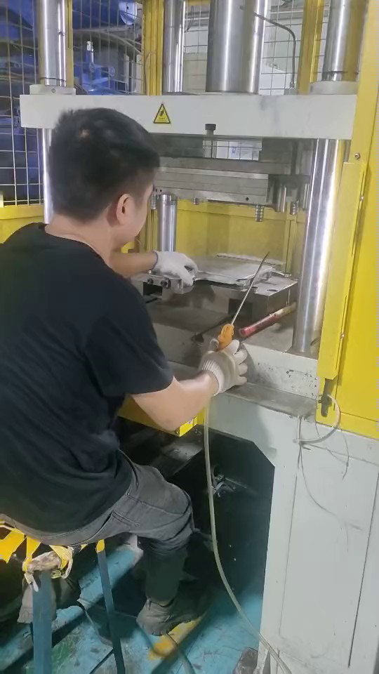 哪些液压切边机内容,液压切边机